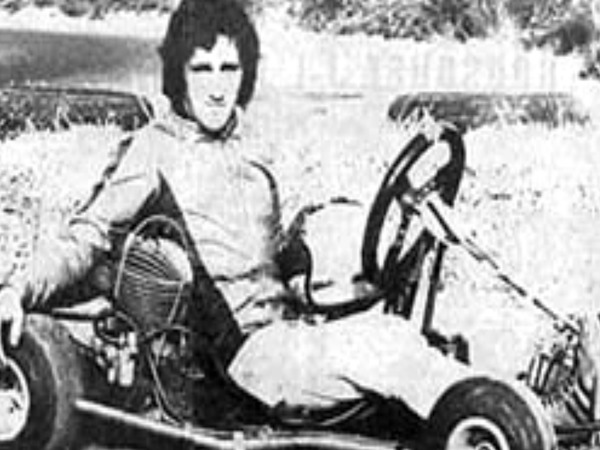 En vacances à Antibes à l'âge de 14 ans c'est la révélation. Alain remporte une course de Karting alors qu'il a.......
