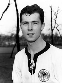 Il est déjà sélectionné en équipe nationale l'année suivante (1965).