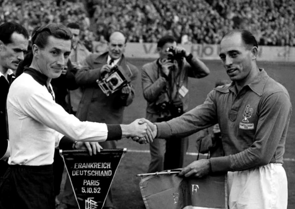 Qui n'est pas buteur lors de la victoire française 3-1 en amical en 1952 ?