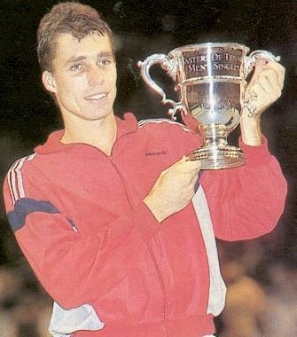 Sa 3ème victoire au Masters en 1985. Quel joueur a-t-il battu en finale ?