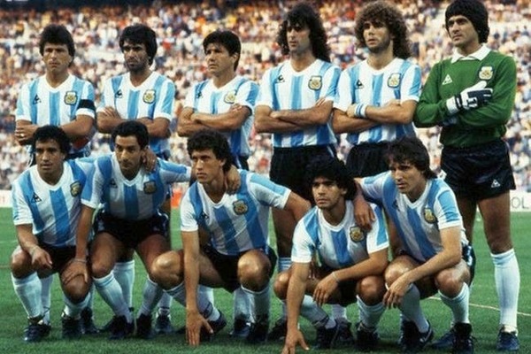 Quelles sont les 2 équipes qui battent l' Argentine au second tour du Mondial 82 ?