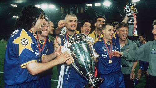 Lors de la saison, 1995-1996, quel club français la Juventus de Turin élimine-t-elle en demi-finale de la Ligue des Champions ?