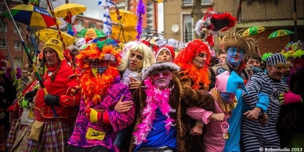Dans quelle ville, le carnaval donne-t-il lieu à un lancer de harengs ?