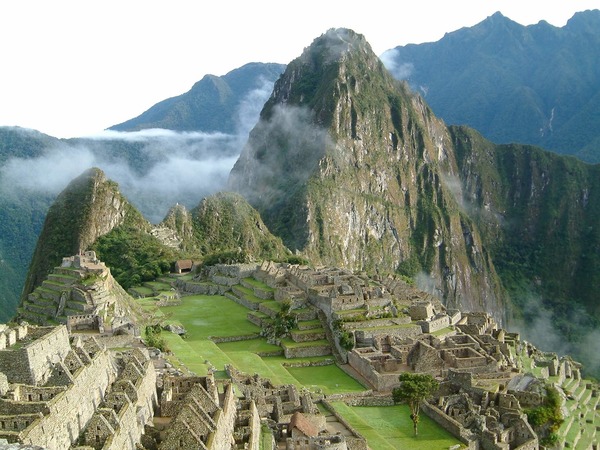 La cité du Machu Picchu unit le mont Huayna Picchu à quel autre mont ?