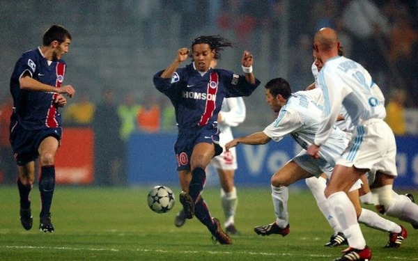 Lors de la saison 2002/2003, sur quel score identique le PSG bat-il l'OM sur les deux matchs de championnat ?