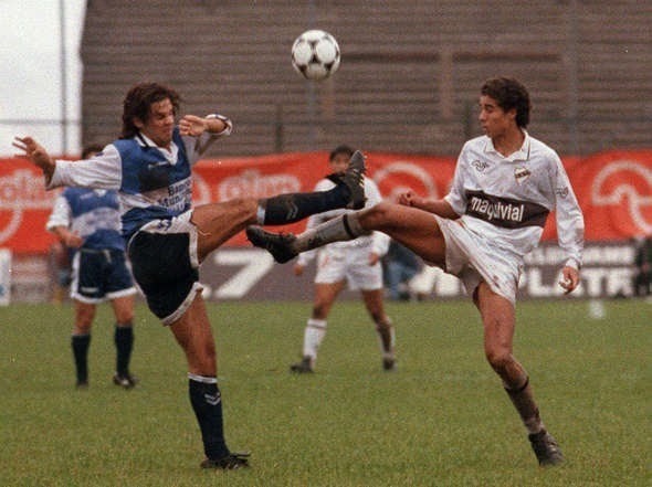 En 1994, dans quel club David fait-il ses débuts en première division argentine ?