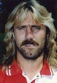 Ancienne légende de Feyenoord au look de rocker dans les années 80 et 90.