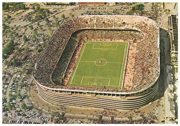 Quel célèbre Stade accueille les matchs à domicile de l'AC Milan ?