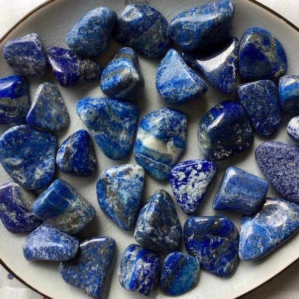De quelle couleur est la pierre fine lapis-lazuli ?