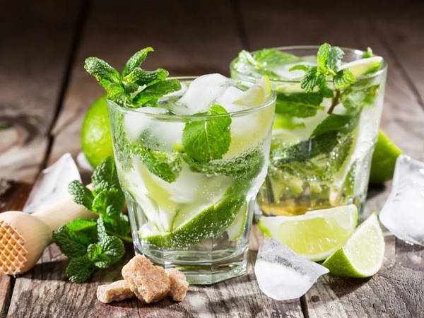 Cocktail à base de rhum, de citron vert et de feuilles de menthe, d'origine cubaine...