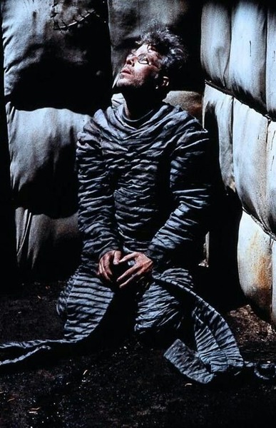 Quel chanteur joue le rôle de Renfield, l’esclave de Dracula, dans le film du même nom (1992, réalisateur Coppola) ?