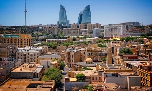 Dans quel pays de se trouve la ville de Bakou ?