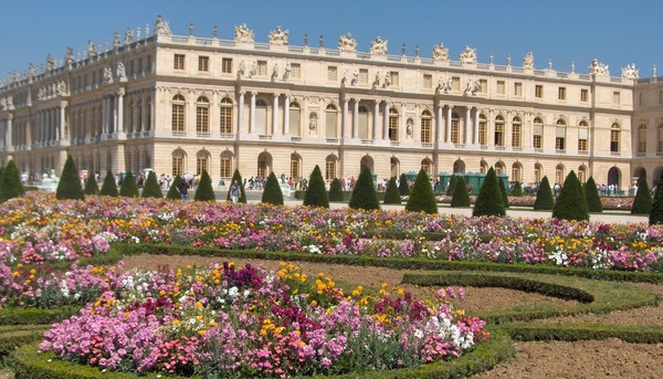 Le château de Versailles est un château et un monument historique français situé à Versailles dans les ....