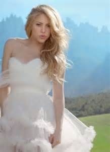 Quelle chanson chante Shakira en robe de mariée ?