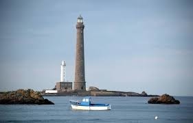 Sur quelle île bretonne se dresse le plus haut phare d’Europe ?