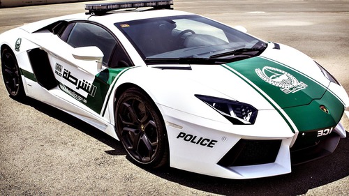 Dans quelle police retrouve-t-on des voitures luxueuses de comme celle-la par exemple ?
