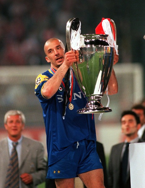 Lors de la finale de la LDC 1996 face à l'Ajax, il est le capitaine de la Juve.