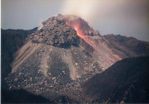 Sur les pentes de quel volcan le couple Katia et Maurice Krafft, célèbres vulcanologues français, a disparu ?