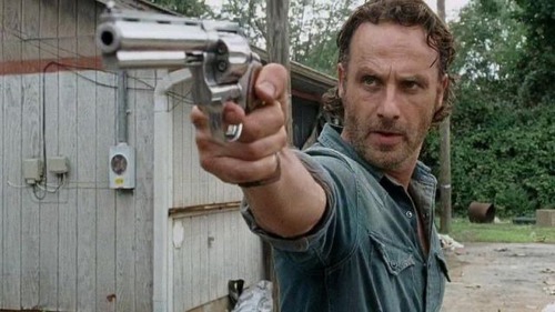 Qual arma Rick leva consigo desde o começo do Apocalipse ?