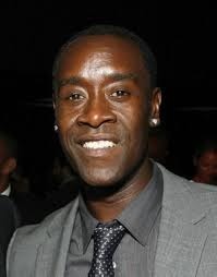 Surtout connu pour le film "Hôtel Rwanda" on l'a vu dans "Volcano", les films "Ocean's" ou dans des "Avengers" ?