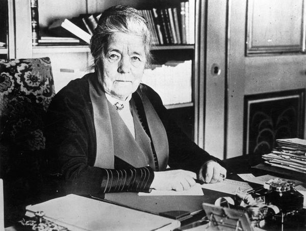 Quelle femme ayant reçu le Prix Nobel de littérature en 1909 est aussi reconnue pour son engagement féministe ?