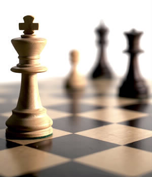 Aux échecs, quelle pièce se déplace en "L" ?