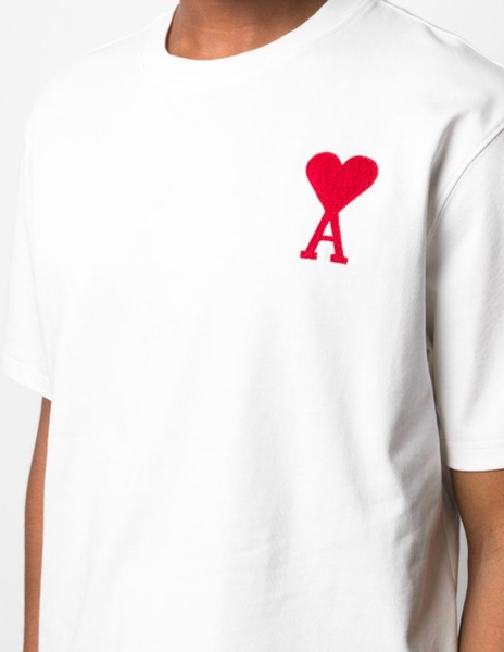Quel est cette marque au célèbre cœur rouge, lancée fin 2010, dont le nom évoque son créateur ?
