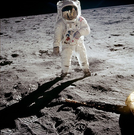 Qui est le seul astronaute à avoir été photographié lors du premier alunissage de l'Histoire, le 21 juillet 1969 ?