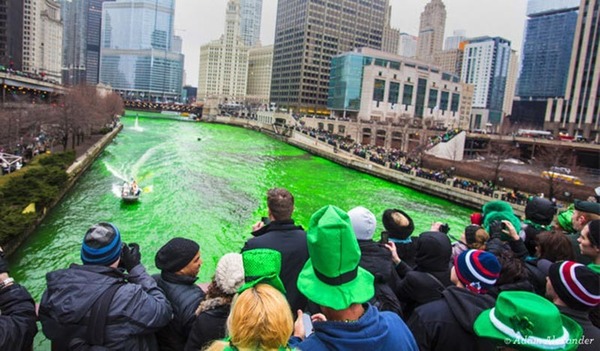 Chaque 17 mars, les Irlandais du monde entier se retrouvent pour célébrer la Saint-Patrick. Dans quelle grande cité américaine teint-on la rivière qui traverse la ville en vert à cette occasion ?