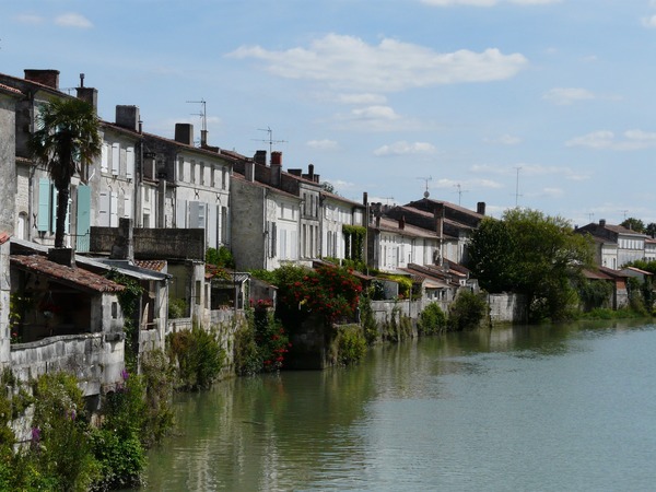 Quel fleuve traverse la ville d'Angoulême ?