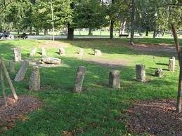 Quel est cet alignement de menhirs ou Cromlech dans le Jardin Public ?