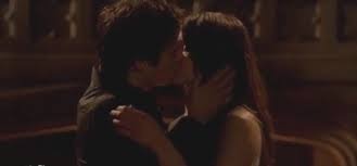 Dans quelle épisode Elena déclare ses sentiments pour Damon ? Puis dans les épisodes suivant, ils seront ensembles.