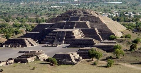 Quelle pyramide de Teotihuacan est le résultat de la superposition de plusieurs monuments ?