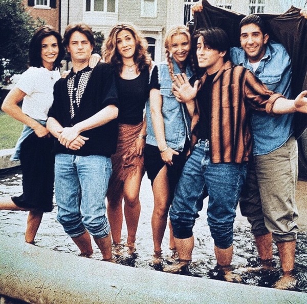 En quelle année a été diffusée la série "Friends" pour la première fois aux États-Unis ?