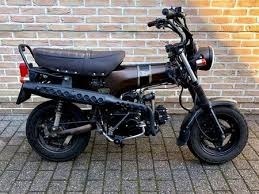 Petite moto au style singulier fabriquée par Honda entre 1969 et 1999 :