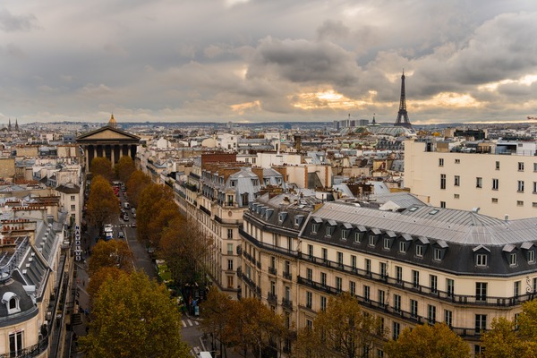 Quel est le nom du baron et préfet de la Seine qui a transformé le Paris médiéval en ville remarquable au XIXe siècle ?