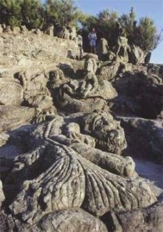 Ces rochers sculptés entre 1894 et 1907, en Ille et Vilaine (vers St Malo) sont l'œuvre _____ ?