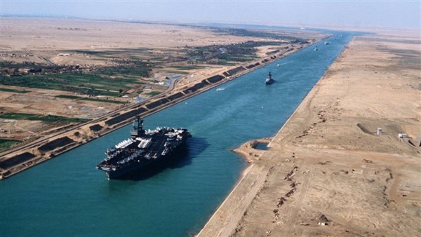 Quelles mers ou océans relient le canal de Suez ?