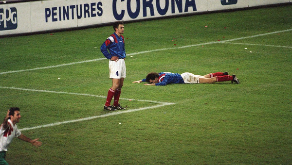 Dans les dernières secondes du match c'est le drame. Quel joueur crucifie les Bleus en inscrivant le but victorieux ?