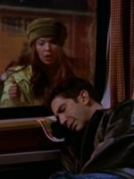 Dans l’épisode « Celui qui draguait au large », où vit la fille dont Ross fait la connaissance dans le train ?