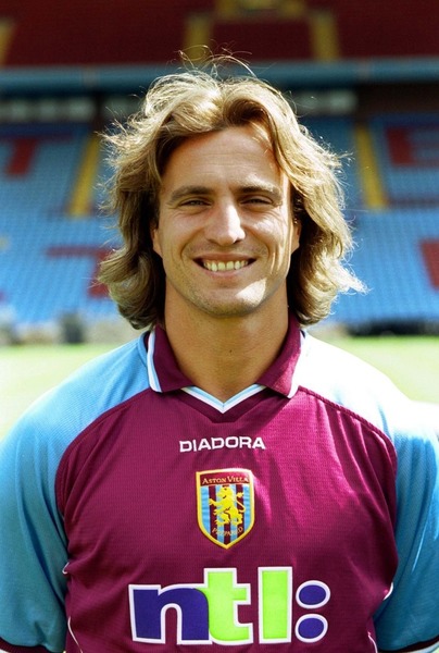 Aston Villa est le dernier club pro de la carrière de David.