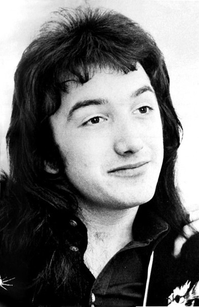 En 1971, ce bassiste rejoint Smile (devenu Queen), il s'agit de ?
