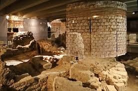 La crypte archéologique de l’île de la cité est située…
