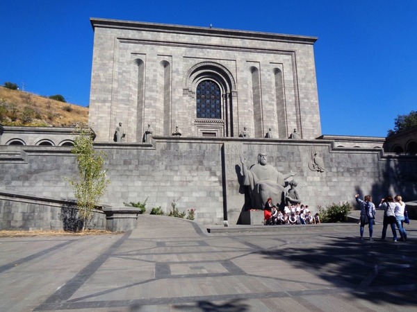 Voici le Matenadaran, monument et musée emblématique d'Erevan. À quoi ce musée est-il consacré ?