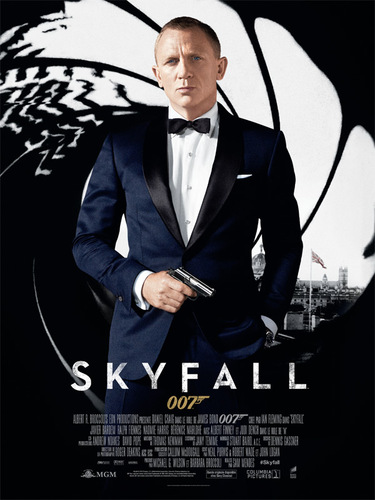 Comment James Bond "meurt-il" au début du film ?