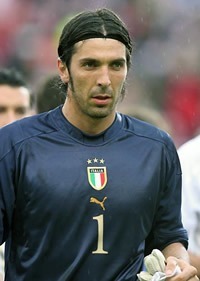 Il est le gardien italien titulaire lors de l'Euro 2000.