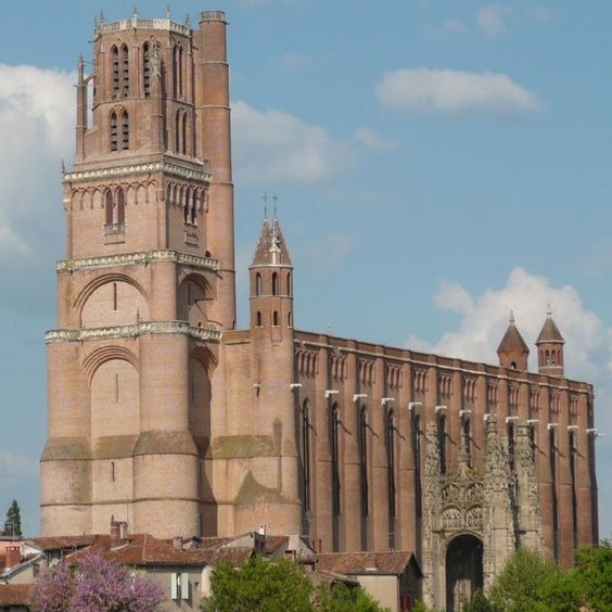 Quelle est la particularité de la cathédrale d'Albi, à l'allure de forteresse ?