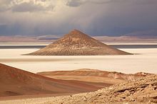 Quel est le nom de la montagne que l'on trouve en plein millieu du Salar Arizaro (un désert de sel argentin) ?