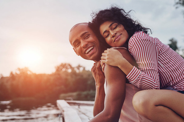 Un couple marié depuis 10 ans fête ses noces...