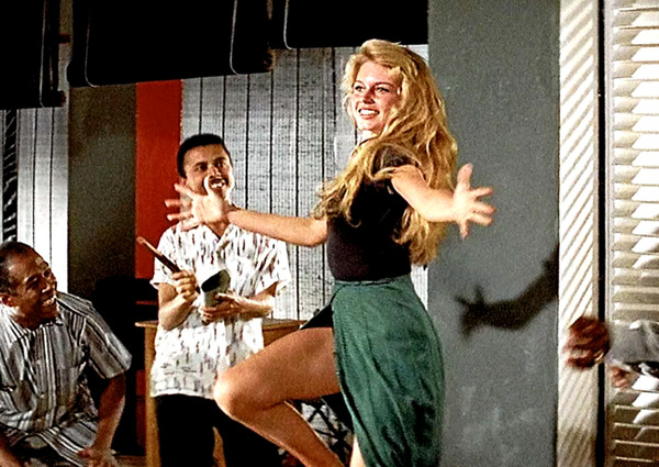 Quel est ce film dans lequel Brigitte Bardot execute une célèbre danse envoûtante ?